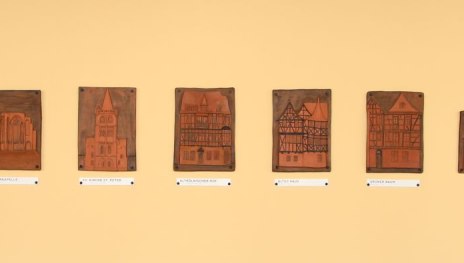 Die Reliefs im Rathaushof | &copy; Sabine Pilger