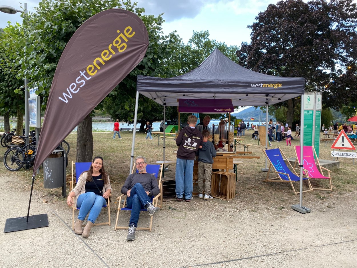 Energiekiosk der Westenergie AG an der Sommernacht am Rhein | © Westenergie AG 