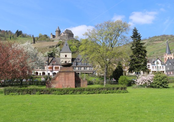 Blick aus dem Park zu Burg Stahleck, im Vordergrund das Kriegerdenkmal | &copy; Sabine Pilger