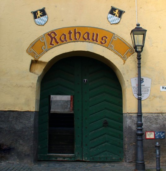 Rathaus Eingangst&uuml;r | &copy; &copy;Sabine Pilger
