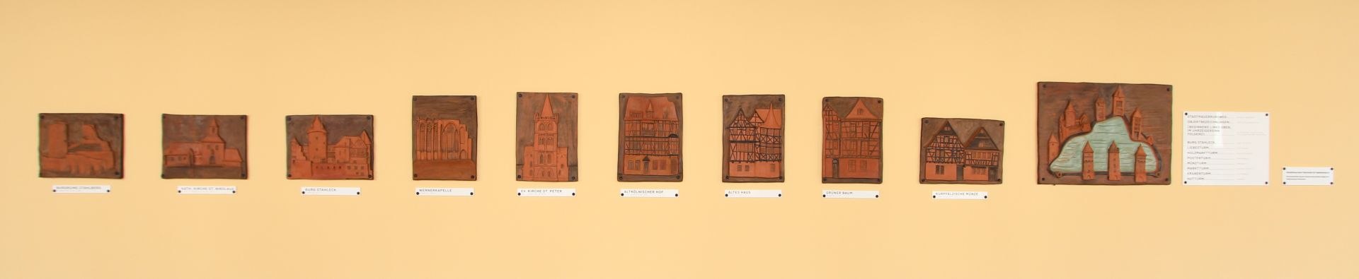 Die Reliefs im Rathaushof | &copy; Sabine Pilger